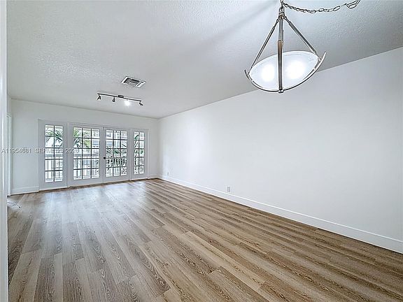 4th image of 2424 SE 17th Cswy #312B