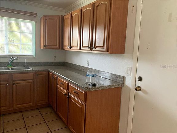 5th image of 18356 Robinson Ave
