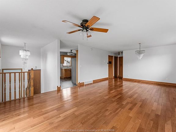5th image of 1553 Blairwood Cres