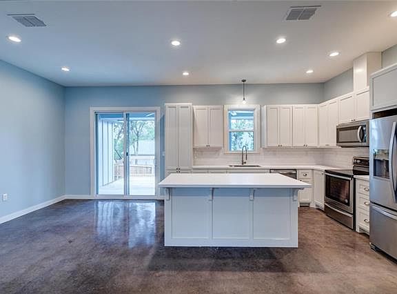 3rd image of 5 Holly Berry Ln