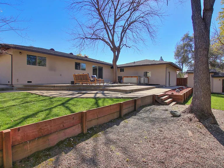 8402 Acorn Dr — Photo 10