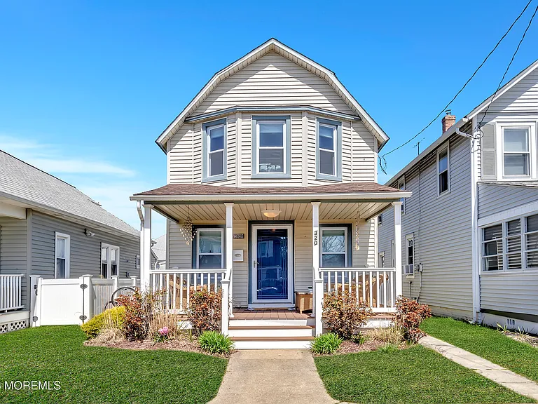 320 Ocean Park Ave — Photo 3