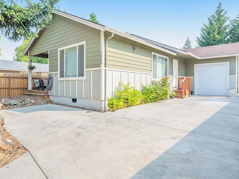 2003 E 33rd St — Photo 17