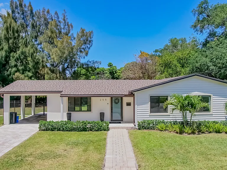 255 Grant Dr — Photo 1