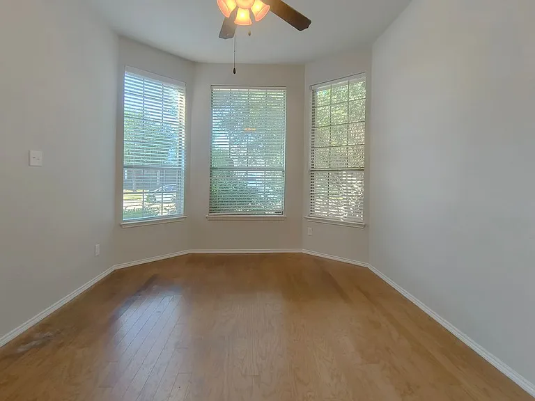 824 Lake Grove Dr — Photo 5
