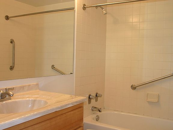 5th image of 1700 Wedgewood Dr APT 404