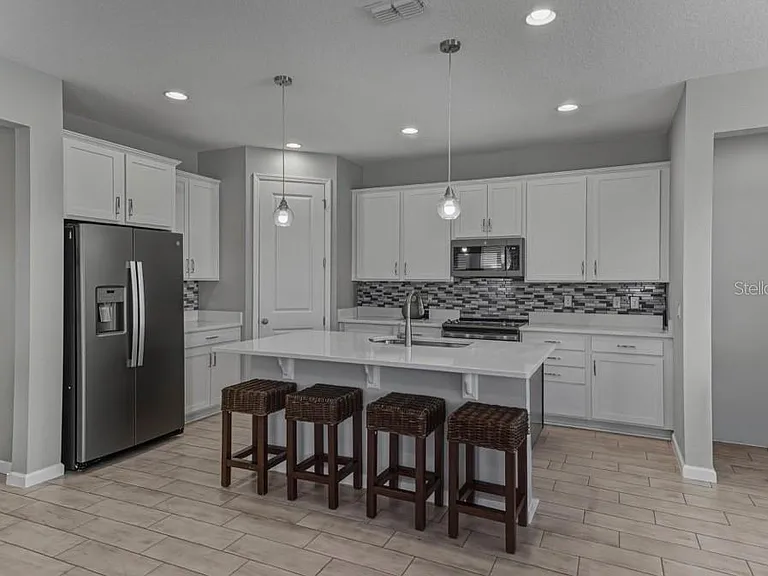 295 Lake Smart Cir — Photo 2