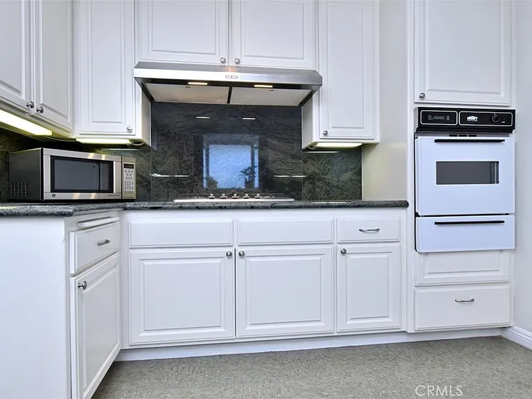 15344 Greenleaf St — Photo 15