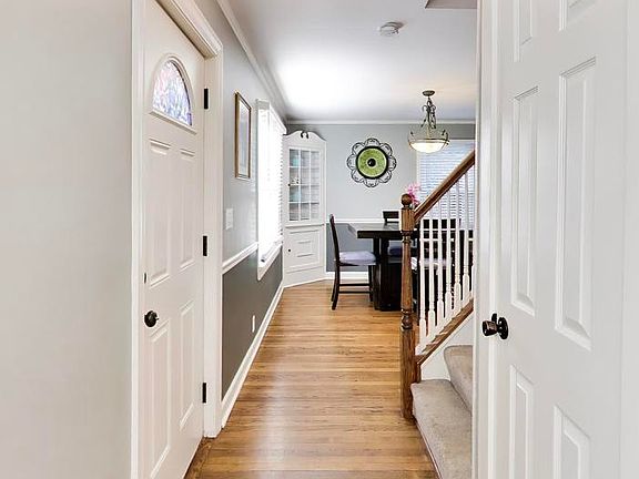 4th image of 402 Park St