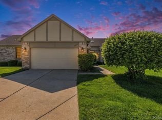 42613 Cedar Ridge Dr, Clinton Township, MI 48038