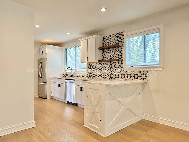 1330 E Chesterfield St — Photo 8