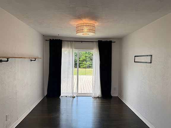 3rd image of 859 Canovia Ave
