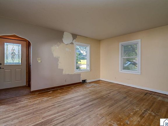 2nd image of 422 4th St