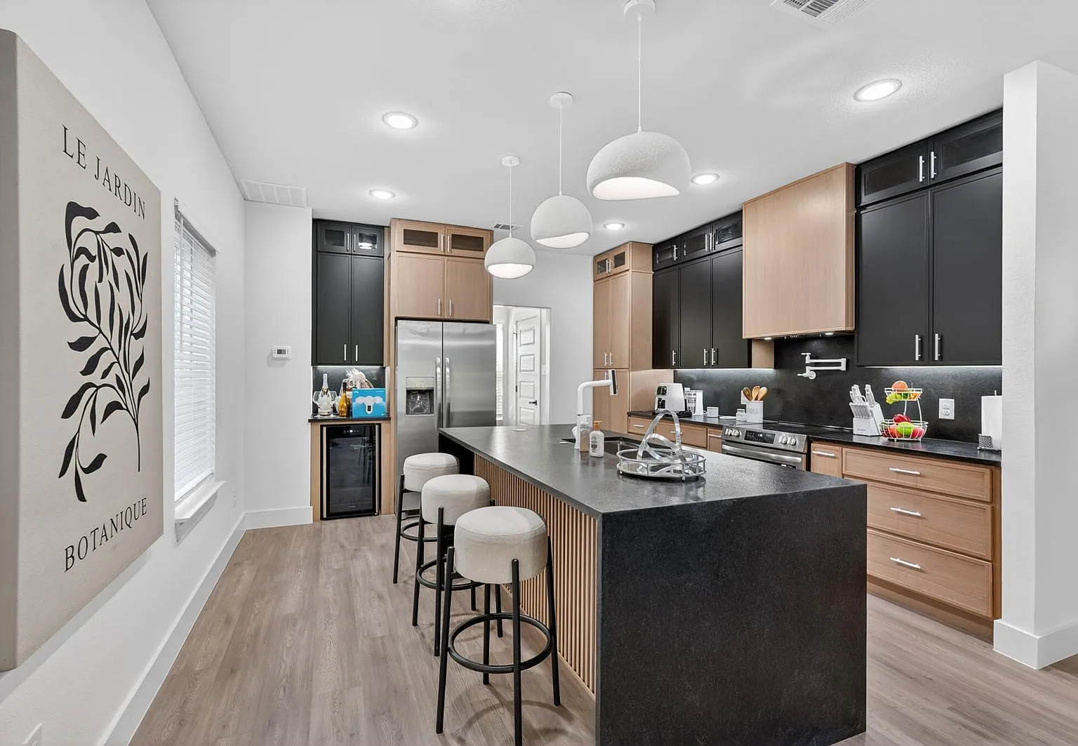 3 bed, 3.5 bath, 2342 sqft, $3,400 — Photo 4
