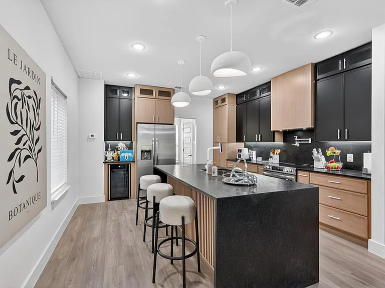 2404 Dyson St — Photo 4