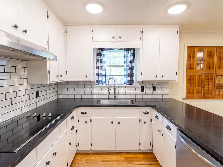 1556 Singleton Ave — Photo 8