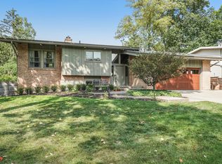2755 Maplewood Dr SE, East Grand Rapids, MI 49506