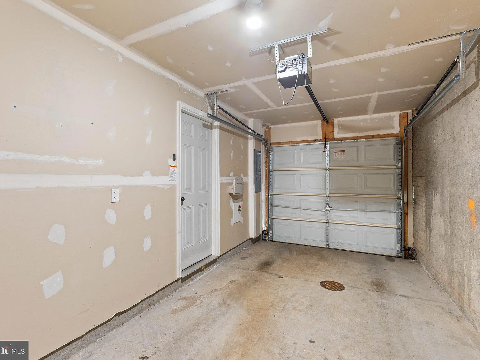 3 bed, 4.0 bath, 2352 sqft, $2,500 — Photo 4