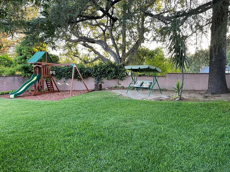 1085 Riviera Dr — Photo 10