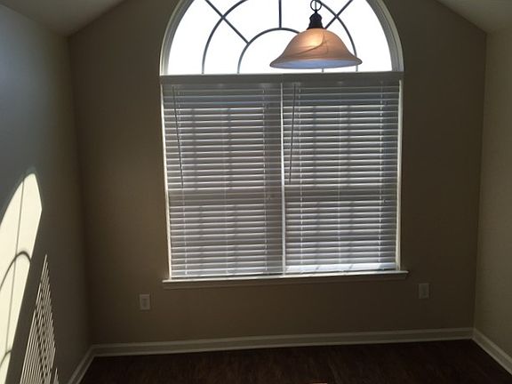 4th image of 28 Bostwick Dr