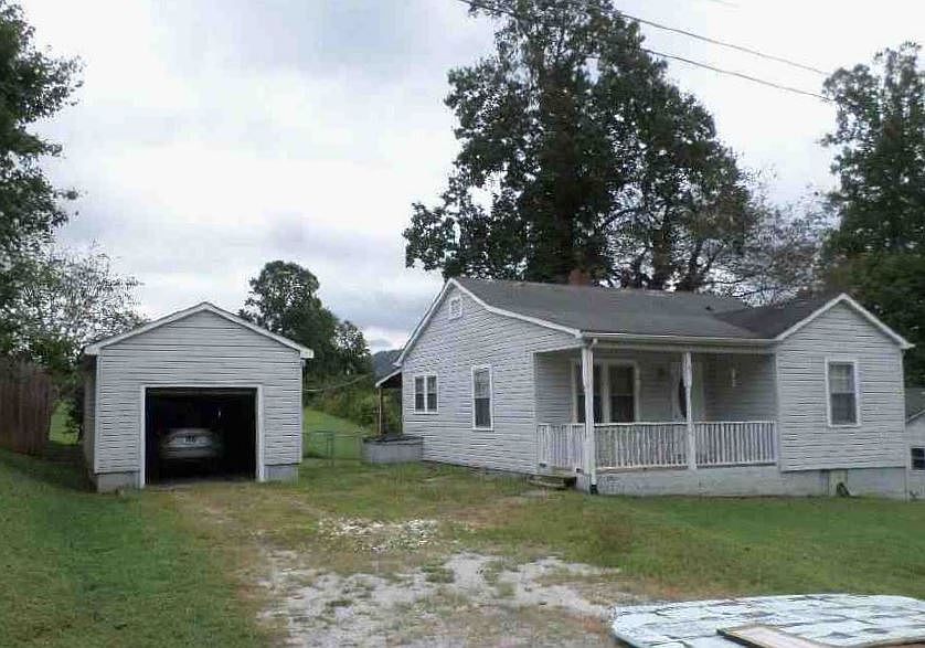 1st image of 208 Tilton Pl NE