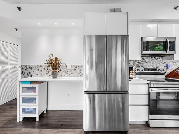 3rd image of 1834 Brickell Ave APT 33