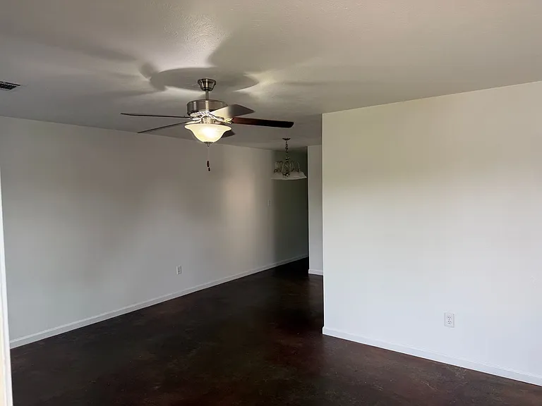 415-417 Middle Rd — Photo 2