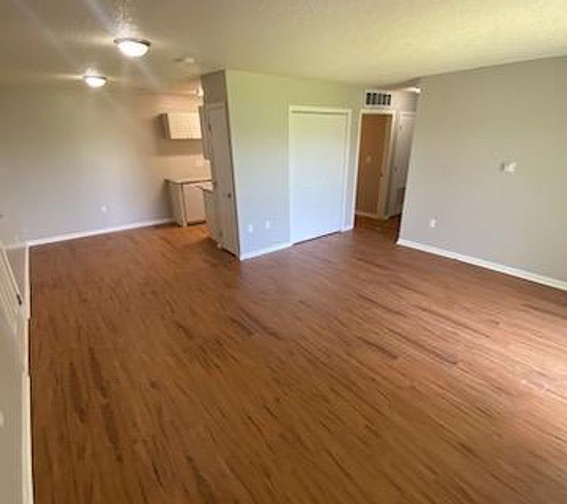 1st image of 940 E 16th St #202