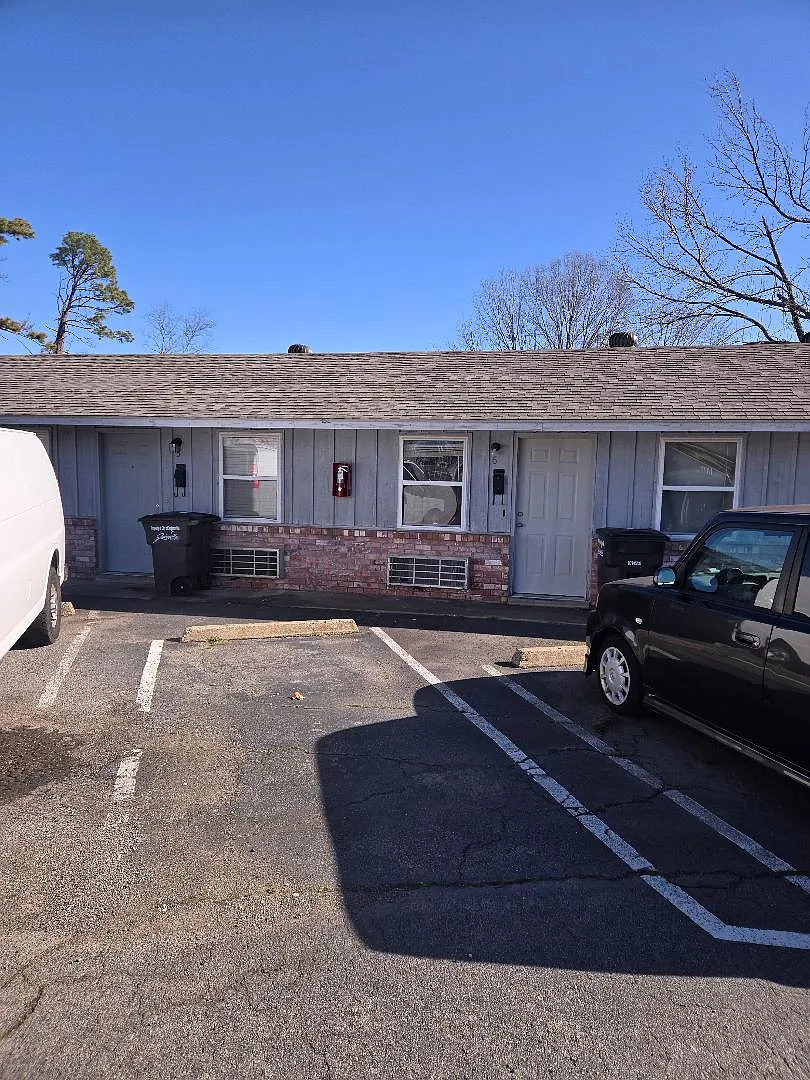 120 S Elm St — Photo 1