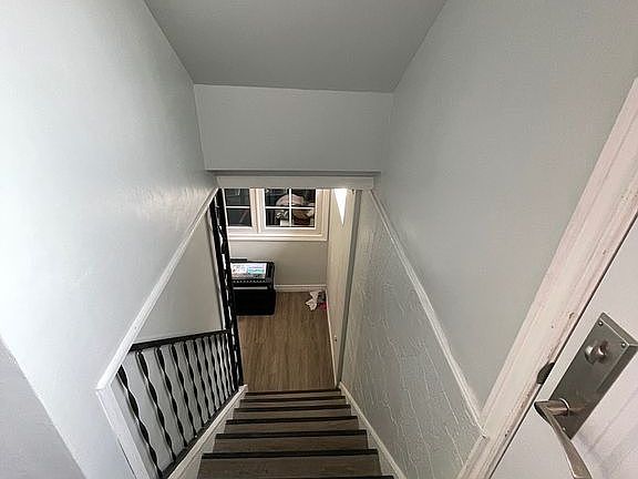 5th image of 2403 Barclay Rd