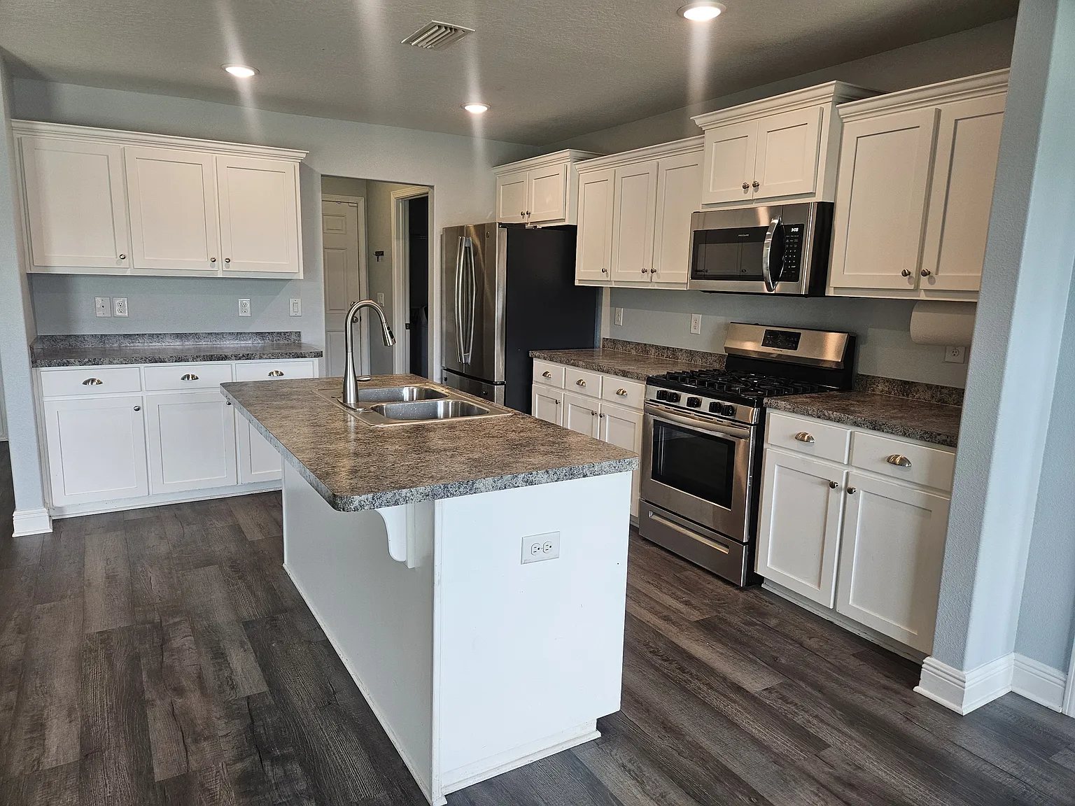 4 bed, 1850 sqft, $2,200 — Photo 2