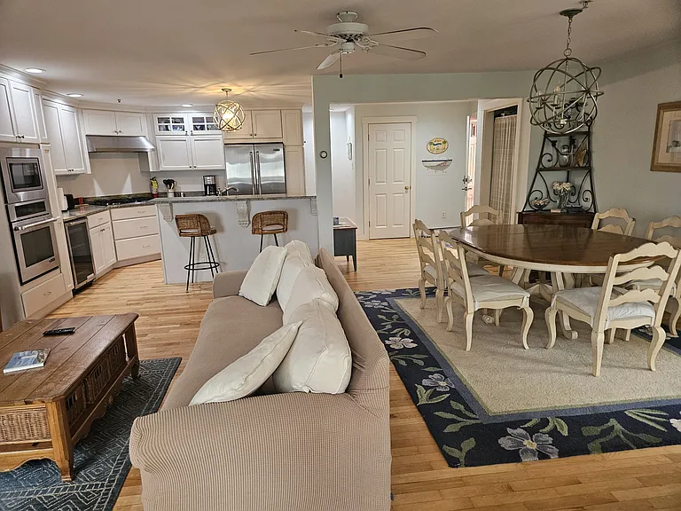 193 E Grand Ave #8 — Photo 4
