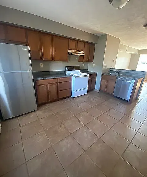 405 E Mill St #4 — Photo 1