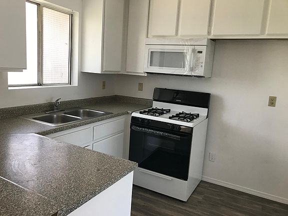 4th image of 11948 Hart St
