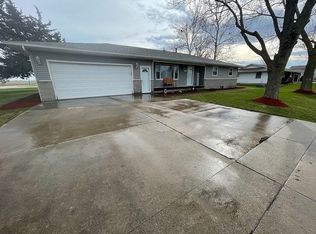 407 E Goldenrod Dr, Flanagan, IL 61740