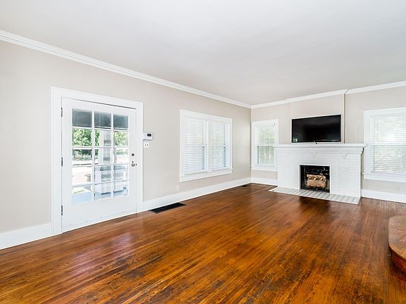 3rd image of 136 S Circle Dr