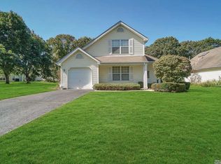 22 Saddlebrook Ct, Middle Island, NY 11953