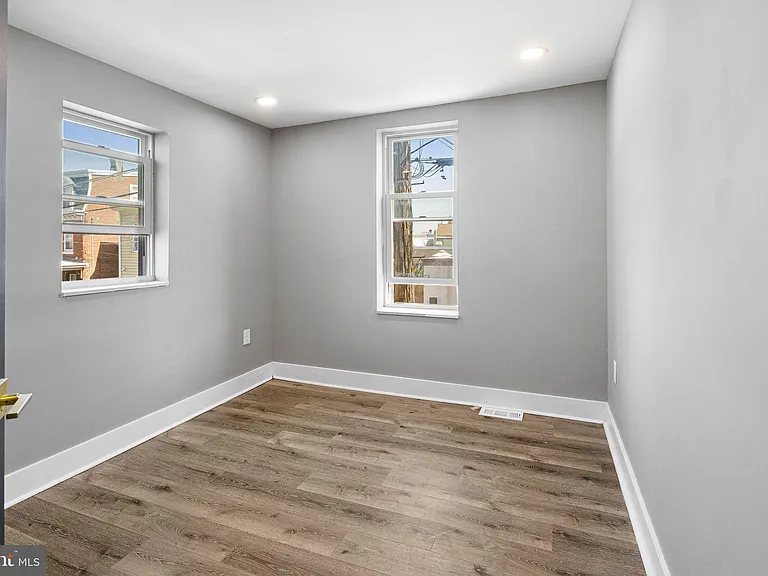 4626 E Thompson St — Photo 13