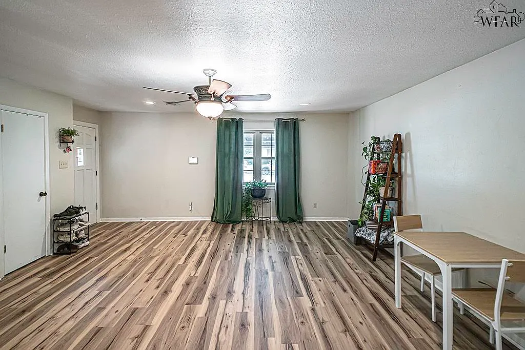 3 bed, 2.5 bath, 1704 sqft, $2,100 — Photo 4