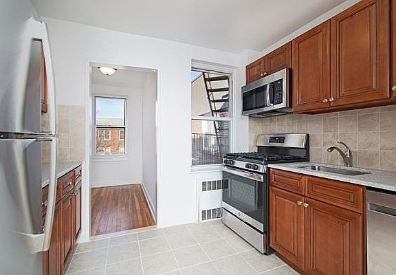 3rd image of 6638 Yellowstone Blvd #6A
