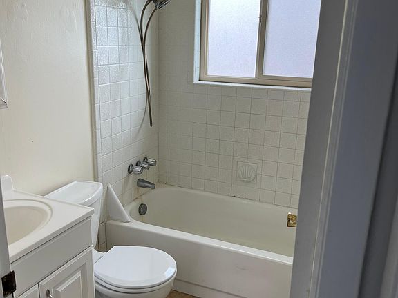 4th image of 928 E Fairclough Dr