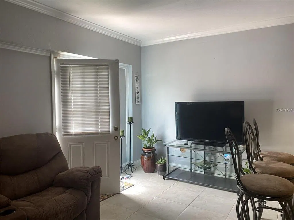 1 bed, 1.0 bath, 890 sqft, $1,300 — Photo 2