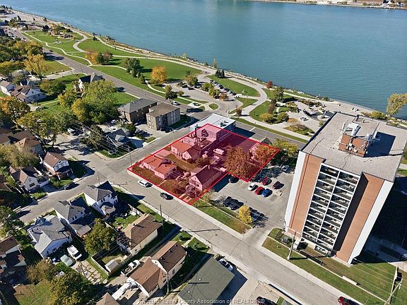 2nd image of 939 Riverside Dr W