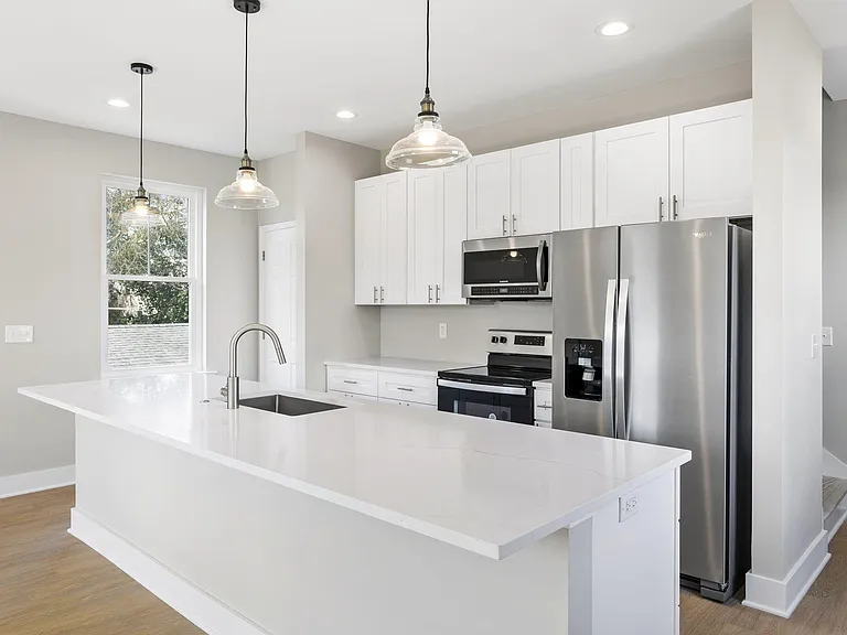 2028 Arbutus Ave — Photo 5