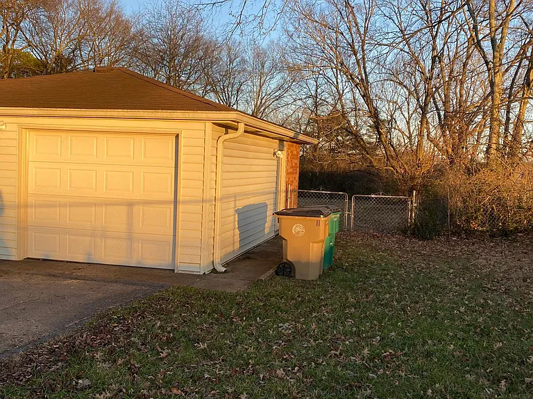 1 car garage with washer/dryer hookups