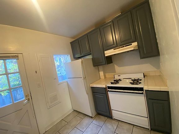5th image of 407 California Dr