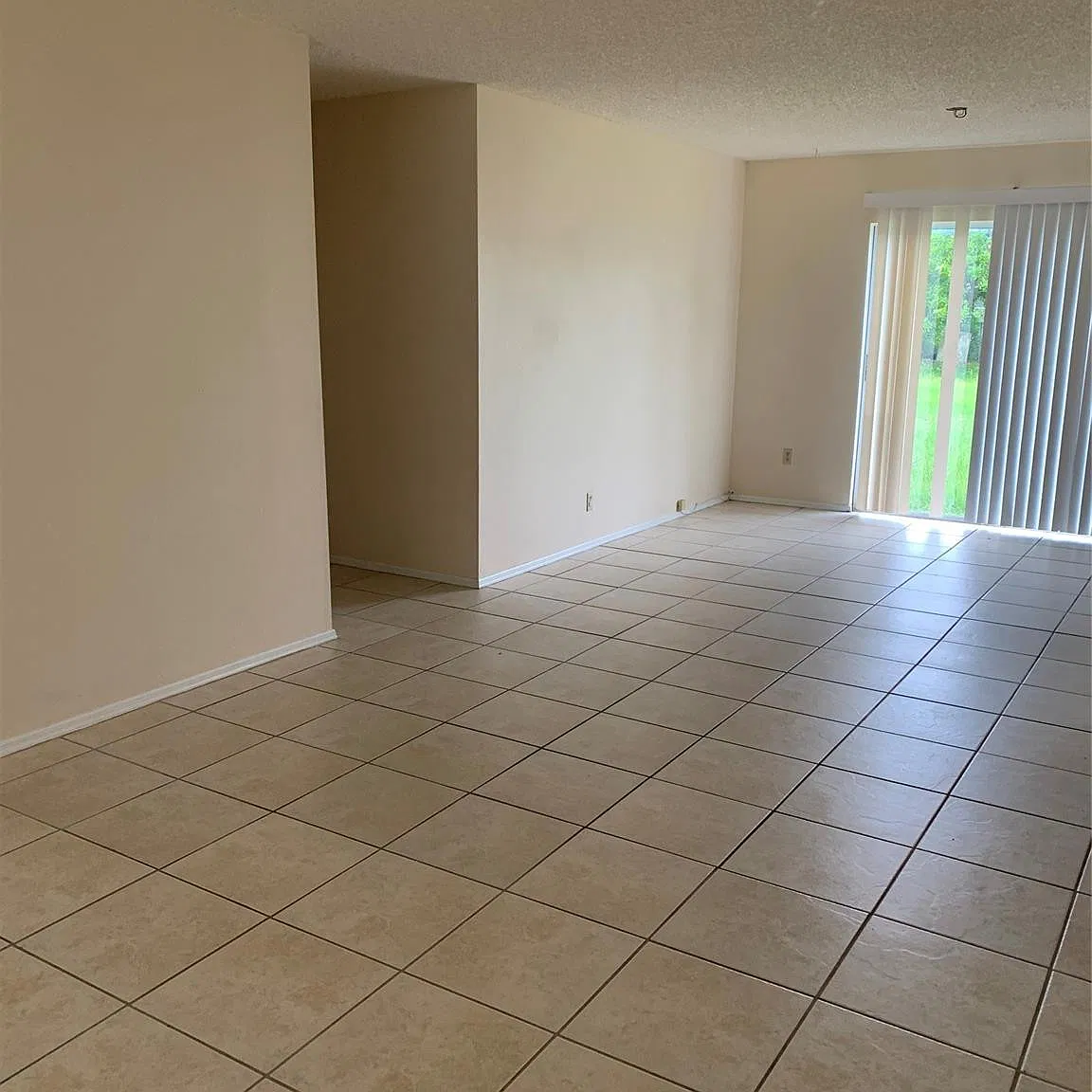 3 bed, 2.0 bath, 1036 sqft, $1,900 — Photo 3