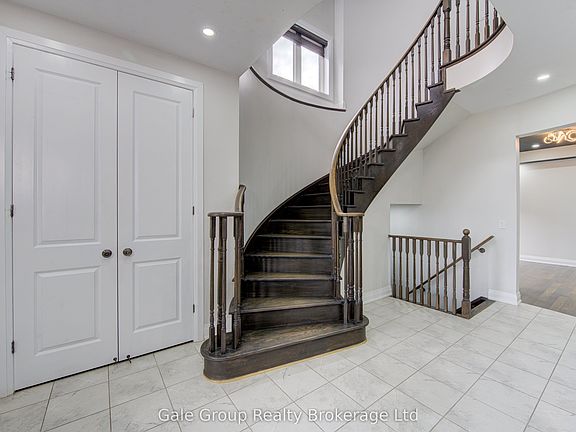 4th image of 125 Prince Charles Cres
