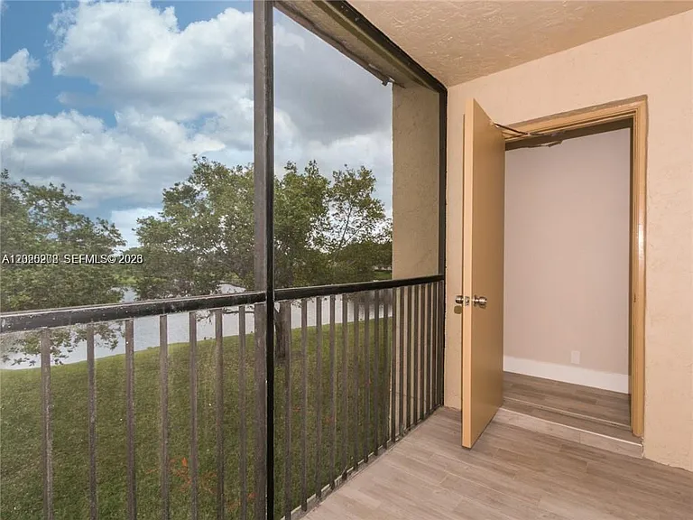 436 Lakeview Dr #203 — Photo 5