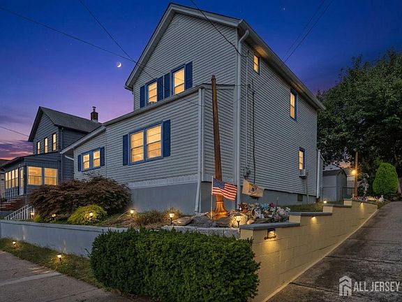3rd image of 520 Henry St